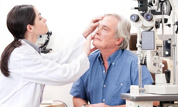 Осмотр глаза у врача офтальмолога