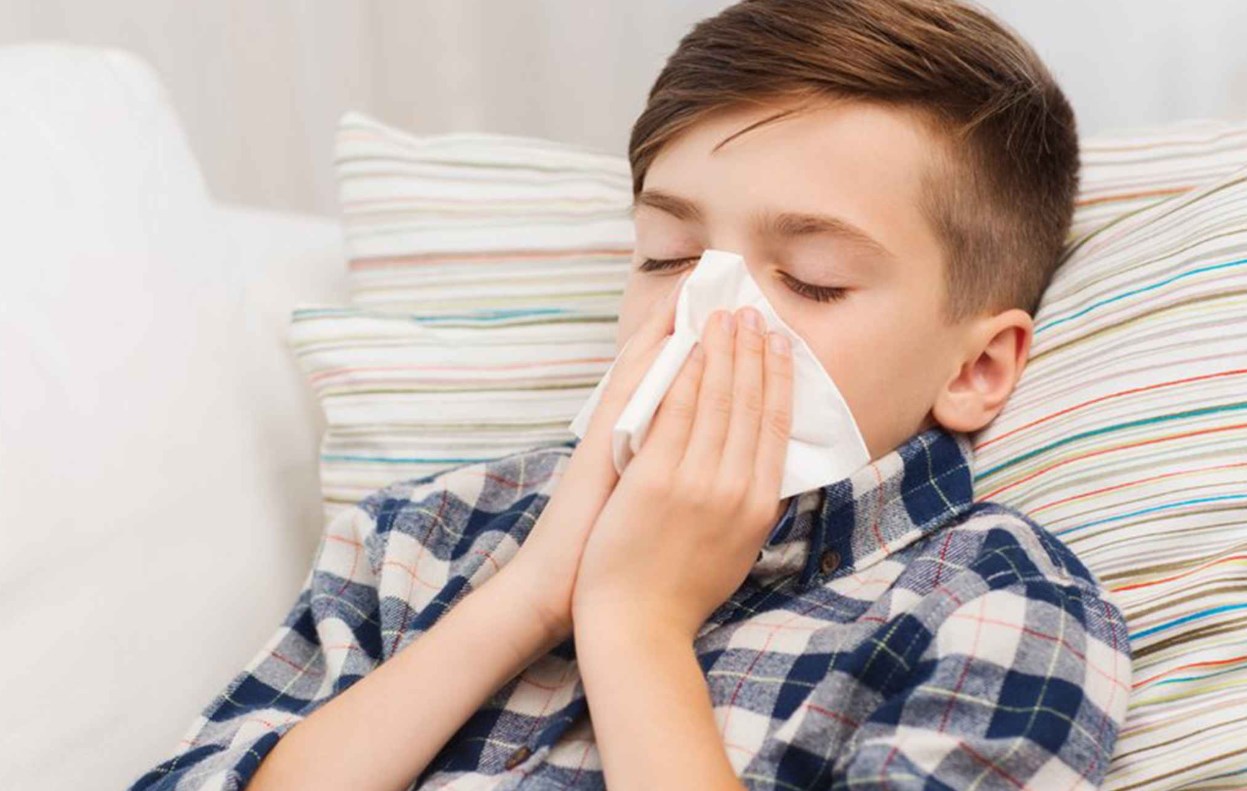 Часто подкашливаю. Подросток кашляет. Приболел кашель. Фото кашляющего подростка. Ребенок боль в горле лежит.