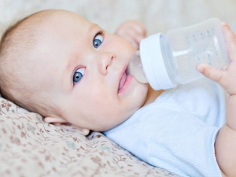 Достаточное потребление воды снизит вероятность застоя мочи у ребенка.
