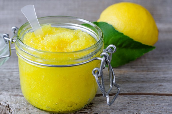 Лимон с медом для борьбы с открытыми комедонами