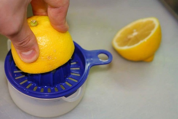 Приготовление маски с лимонным соком от черных точек