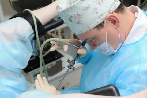 На фото процедура цистоскопии, проводится под местным наркозом.