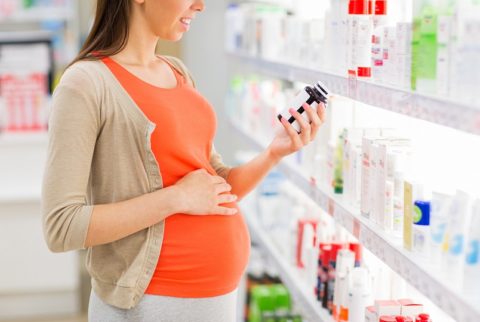 Потемнение мочи у беременной может быть вызвано приемом витаминов.