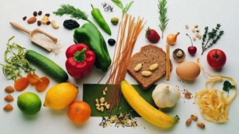 При болезнях почек рекомендуют больше употреблять растительной пищи и злаковых, а вот количество белков в рационе советуют ограничить.