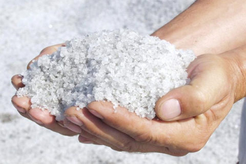 При образовании кристаллов в мочевом пузыре рекомендуют ограничить употребление поваренной соли