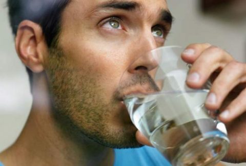 Старайтесь больше пить – до 2-2,5 л чистой воды ежедневно
