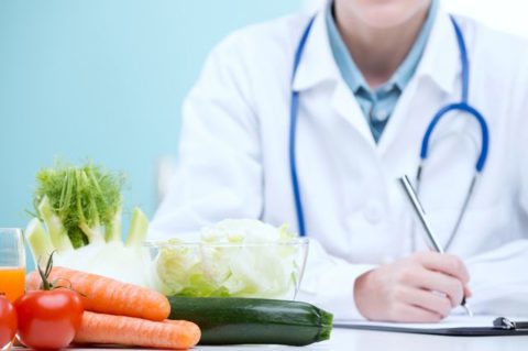 Свежие овощи и врач
