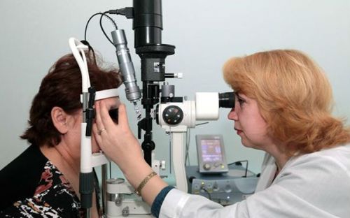 Офтальмолог осматривает пациента